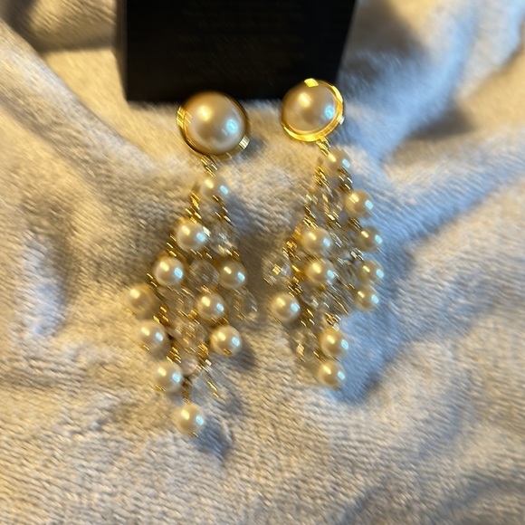 Avon Vintage 1993 Elegant Shower Pierced Earrings Pearlesque Goldtone - Picture 2 of 5